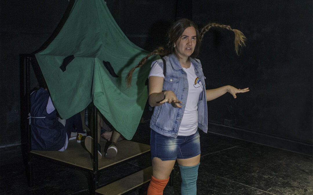 Unite al equipo teatral diseñando las piezas gráficas de la obra
