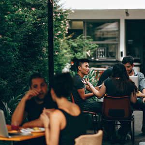 Alojamiento, comida y remuneración económica para desarrollar una actividad artística de team building.